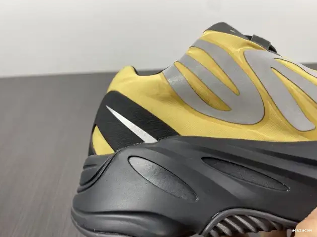 Flux' MNVN Boost GZ0717 Yeezy 'Honey 700 0610